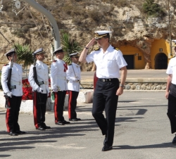 Don Felipe pasa revista a un piquete de Guardia Militar